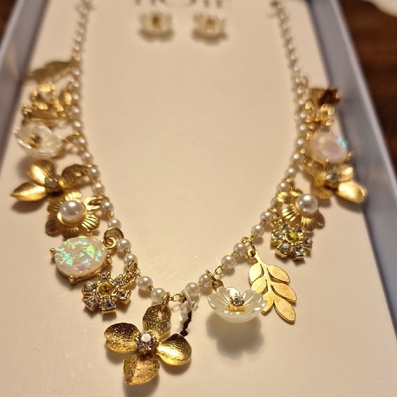 nOir Jewelry Gold and White Floral Necklace Set - Picture 2 of 8